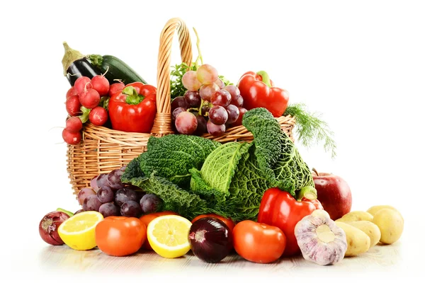 Zusammensetzung mit rohem Gemüse und Weidenkorb isoliert auf weiß — Stockfoto