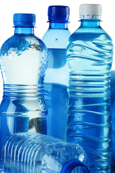 Поликарбонатные пластиковые бутылки минеральной воды — стоковое фото