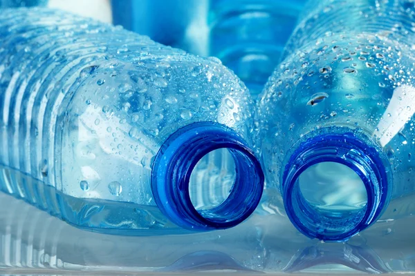 Polykarbonat plast flaskor mineralvatten — Stockfoto
