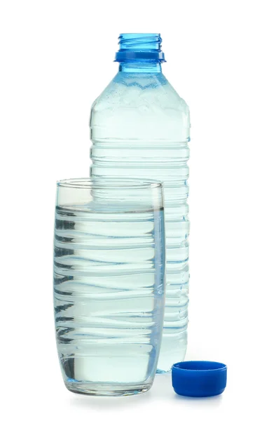 Botella y vaso de agua aislados en blanco — Foto de Stock