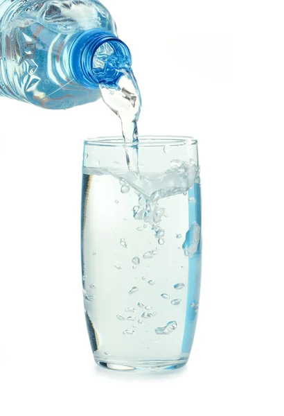 Flaska och glas vatten isolerad på vit — Stockfoto