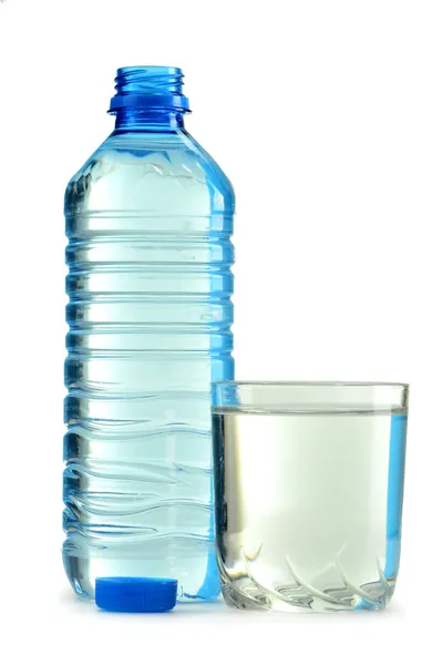 Fles en glas water geïsoleerd op wit — Stockfoto