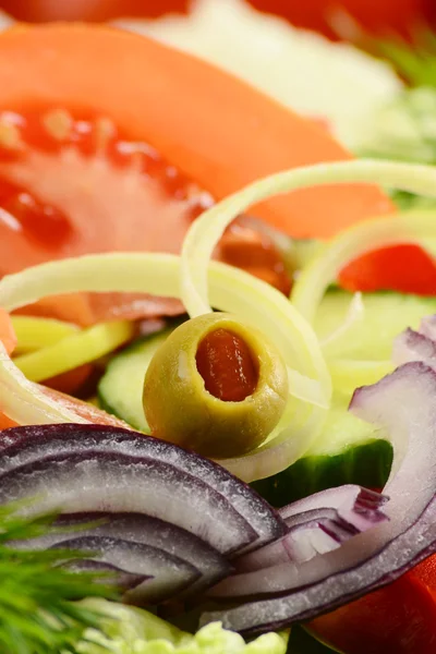 オリーブと野菜のサラダを組成 — ストック写真