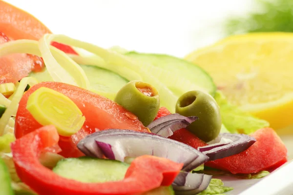 Zeytinli sebze salatası ile kompozisyon — Stok fotoğraf