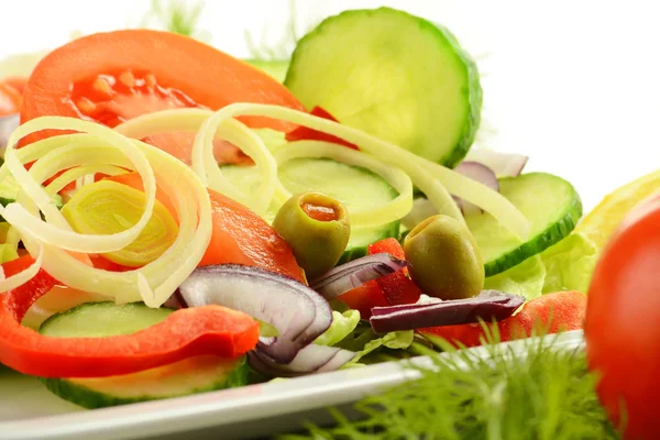 Composizione con insalata di verdure con olive — Foto Stock
