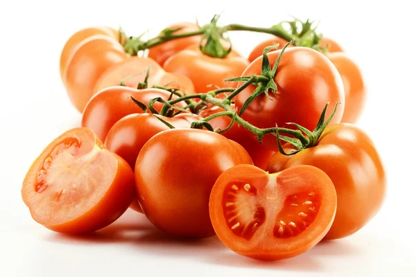 Kompozycja ze świeżych pomidorów na białym tle — Zdjęcie stockowe