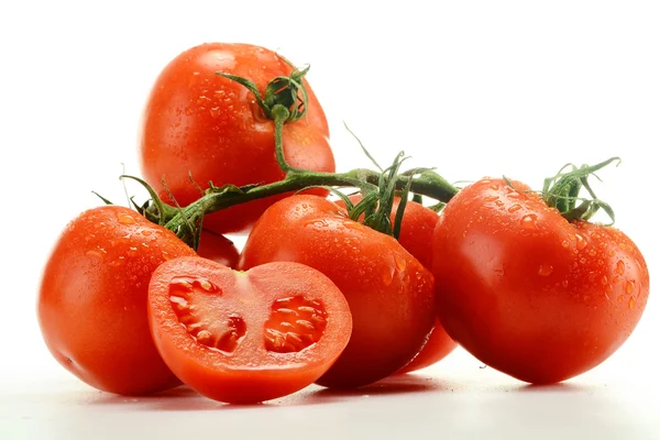 Taze domates üzerinde beyaz izole ile kompozisyon — Stok fotoğraf