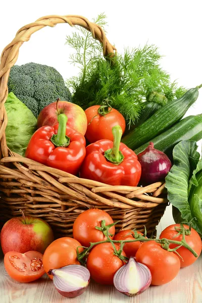 Verduras en canasta de mimbre —  Fotos de Stock