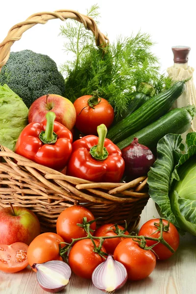 Vegetables in wicker basket — Stock Photo, Image