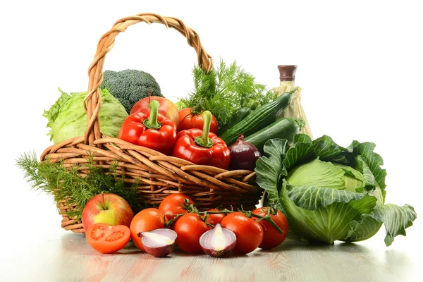 Gemüse im Weidenkorb — Stockfoto