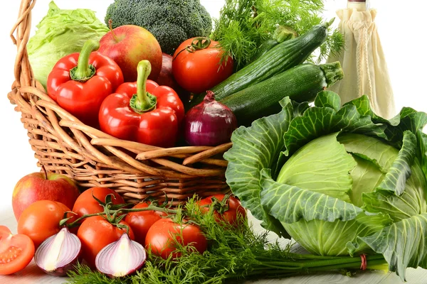 Verduras en canasta de mimbre — Foto de Stock