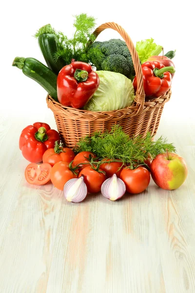 Zelenina v proutěném koši — Stock fotografie