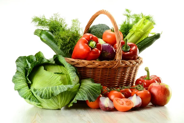 Gemüse im Weidenkorb — Stockfoto