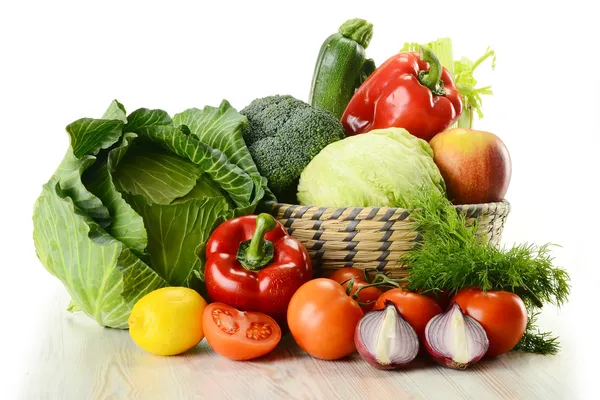 Warzywa w wiklinowym koszu — Zdjęcie stockowe