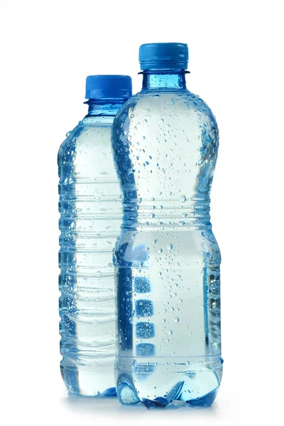 Bottiglia di plastica di policarbonato di acqua minerale isolata su bianco — Foto Stock