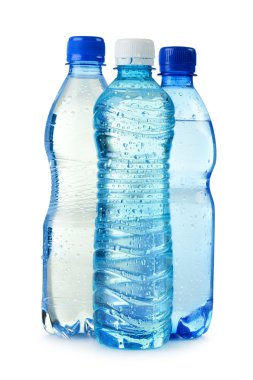 Beyaz üzerine izole edilmiş polikarbonat plastik şişe maden suyu.