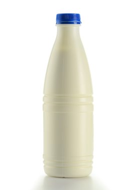 Beyaz arka planda izole edilmiş plastik süt şişesi