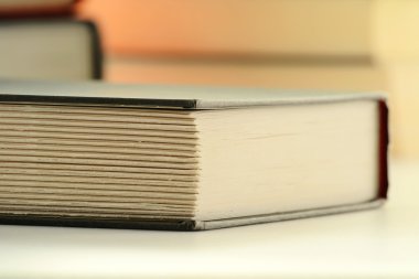 Kitaplar masanın üstünde.