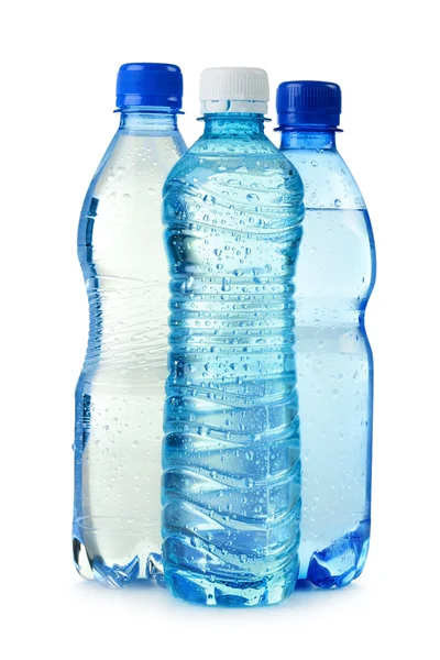 Polykarbonátová plastová láhev minerální vody izolovaná na bílém — Stock fotografie