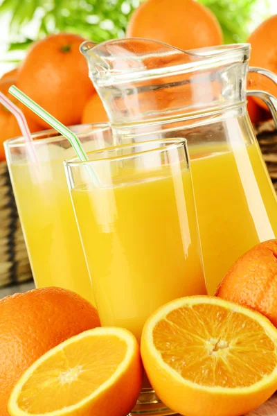 Vasos de zumo de naranja y frutas — Foto de Stock