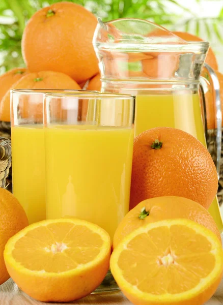 Gläser Orangensaft und Früchte — Stockfoto