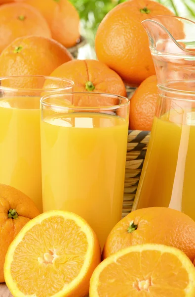 Ποτήρια χυμού πορτοκαλιού και φρούτων — Φωτογραφία Αρχείου