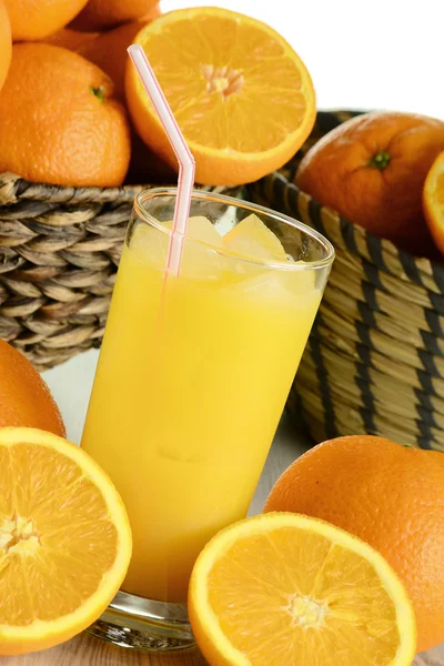 Bicchieri di succo d'arancia e frutta — Foto Stock