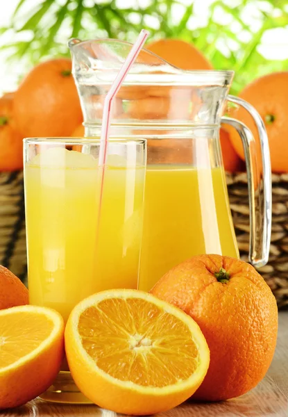 Bir bardak portakal suyu ve meyve suyu. — Stok fotoğraf