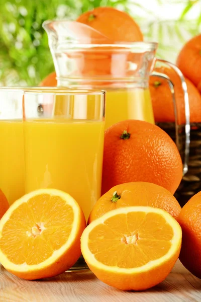 Glasögon av apelsinsaft och frukt — Stockfoto