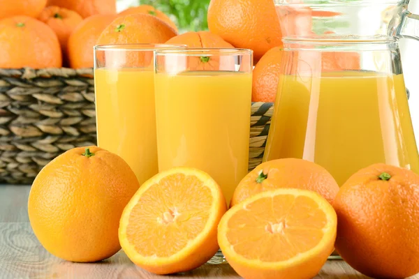 Gläser Orangensaft und Früchte — Stockfoto
