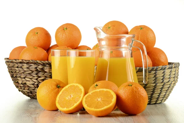 Vasos de zumo de naranja y frutas —  Fotos de Stock