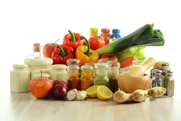 Épices et légumes sur la table de cuisine — Photo