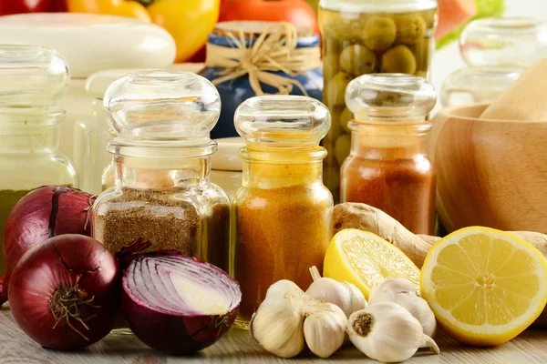 Baharatlar ve sebzeler mutfak masasında — Stok fotoğraf