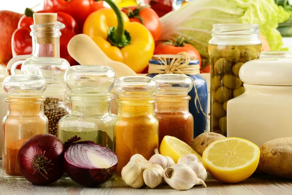 Épices et légumes sur la table de cuisine — Photo