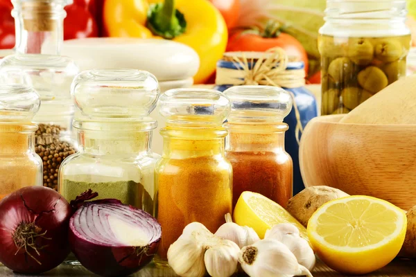 Baharatlar ve sebzeler mutfak masasında — Stok fotoğraf