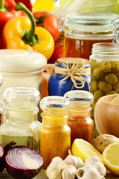 香料和厨房桌子上的蔬菜 — 图库照片