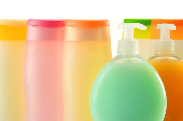Bottiglie di plastica per la cura del corpo e prodotti di bellezza — Foto Stock