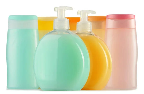 Bottiglie di plastica per la cura del corpo e prodotti di bellezza — Foto Stock