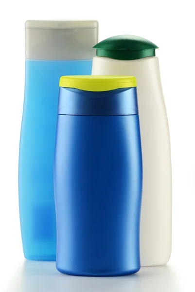 Plastik şişeler dolusu vücut bakımı ve güzellik ürünleri. — Stok fotoğraf
