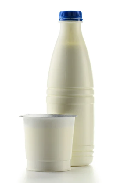 Garrafa de plástico de leite isolado sobre fundo branco — Fotografia de Stock