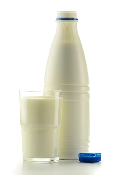 Пластиковая бутылка молока и стекла изолированы на белом фоне — стоковое фото