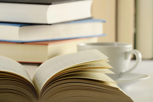 Sammansättning med böcker och kopp kaffe på bordet — Stockfoto