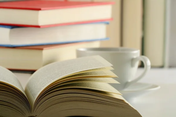 Композиція з книгами і чашкою кави на столі — стокове фото