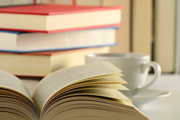 Masanın üzerinde kitaplar ve bir fincan kahve olan kompozisyon — Stok fotoğraf