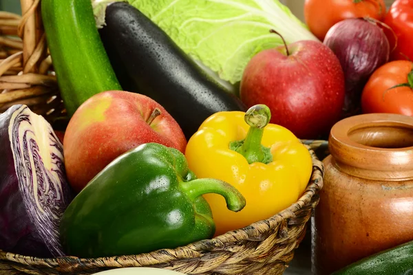 Verduras crudas en la mesa de la cocina —  Fotos de Stock