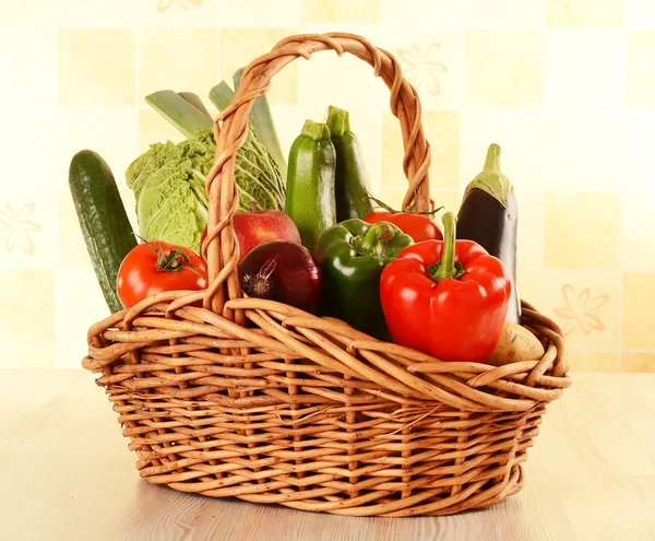 Verduras crudas en la mesa de la cocina —  Fotos de Stock