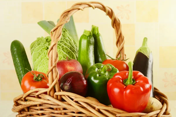 Verduras crudas en la mesa de la cocina — Foto de Stock