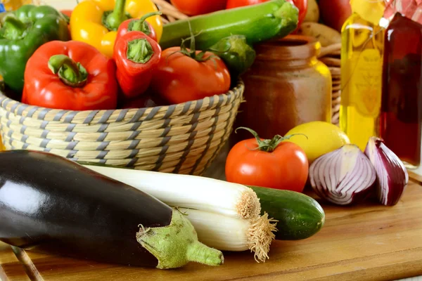 Сырые овощи на кухонном столе — стоковое фото