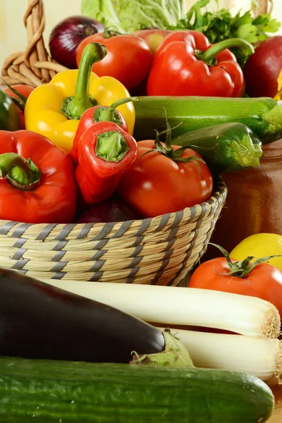 Rauwe groenten op keukentafel — Stockfoto