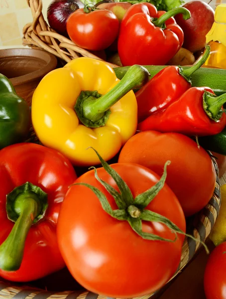 Rohes Gemüse auf dem Küchentisch — Stockfoto